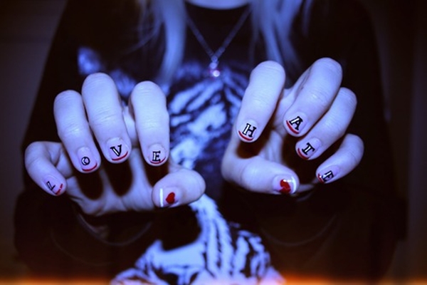 20-disastrously-festive-anti-valentine-nail-arts-for-those-who-arent-in-love-this-year-11