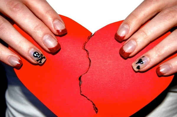 20-disastrously-festive-anti-valentine-nail-arts-for-those-who-arent-in-love-this-year-2