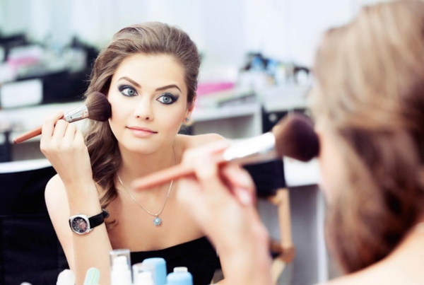 Tips-To-Keep-Your-Makeup-In-Place-During-Hot-Summers